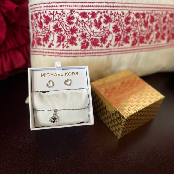 MICHAEL KORS Gift SET Sliver Tone bracelet  Heart Earrings Crystal NIX - Picture 3 of 6